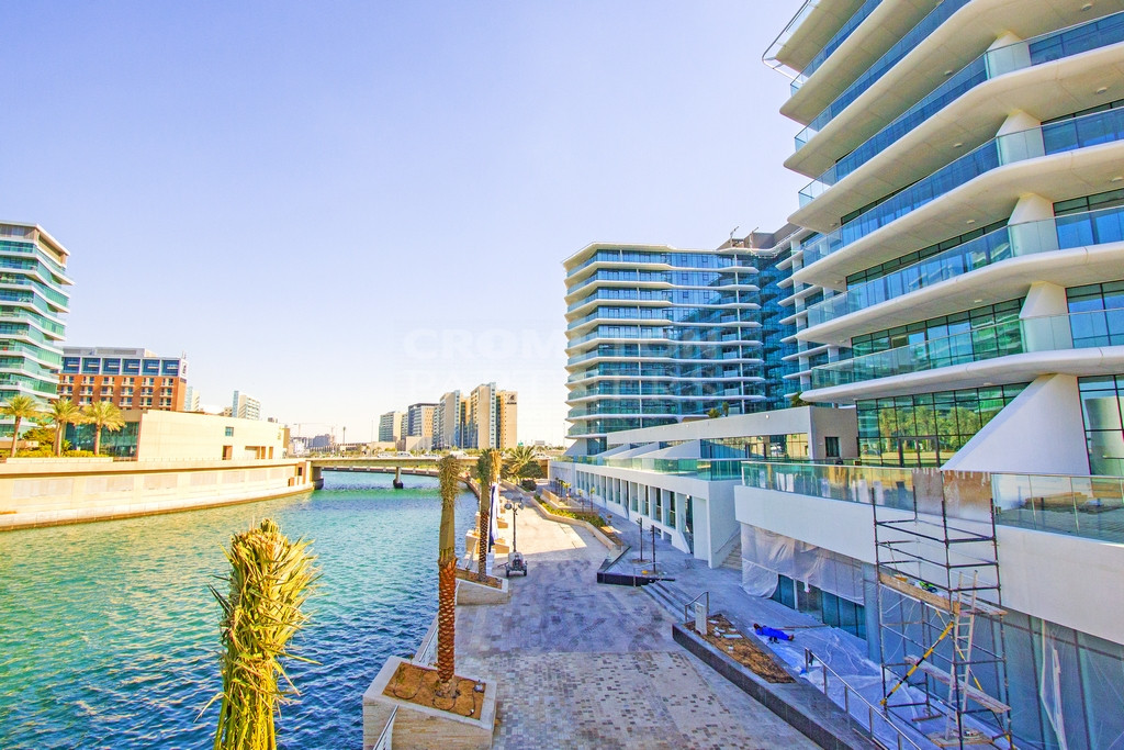 Open Kitchen Canal View with Balcony Occupied