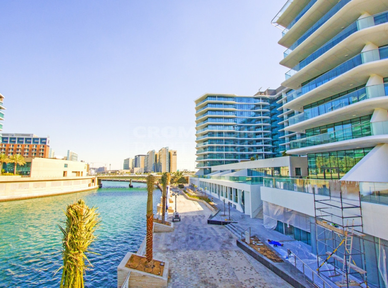 Open Kitchen Canal View with Balcony Occupied